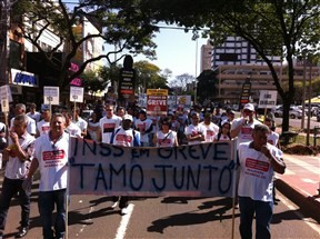 Servidores do judiciário e do executivo federal em greve fazem passeata em Maringá